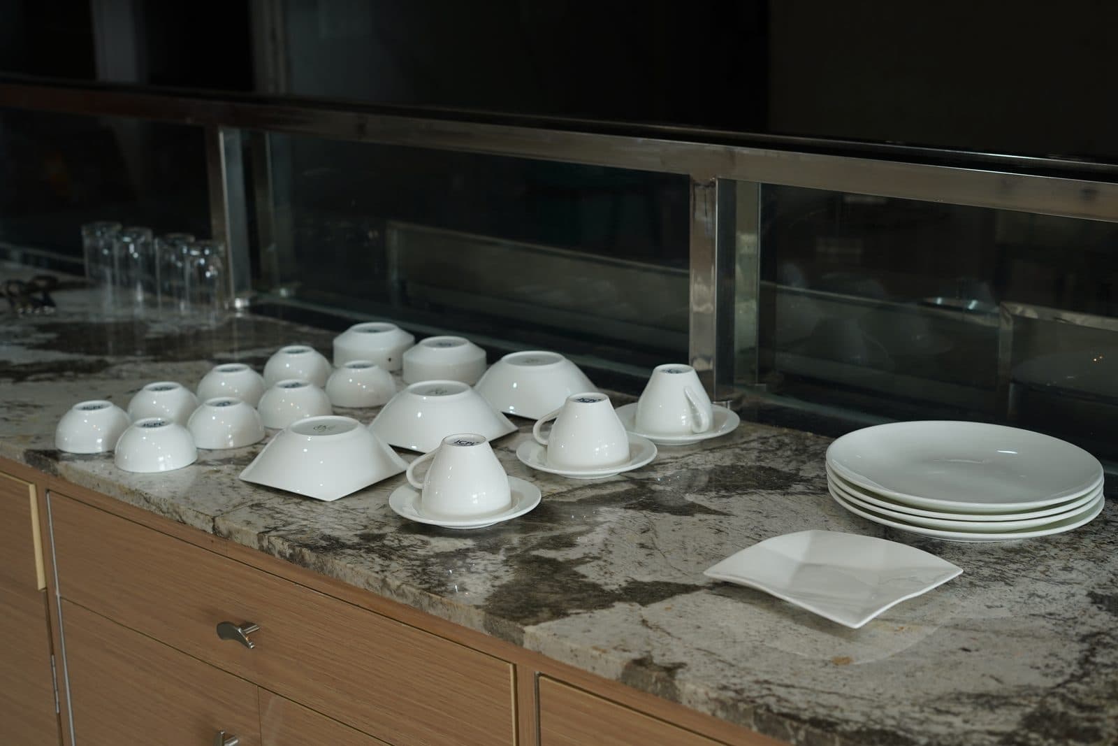 Crockery station
